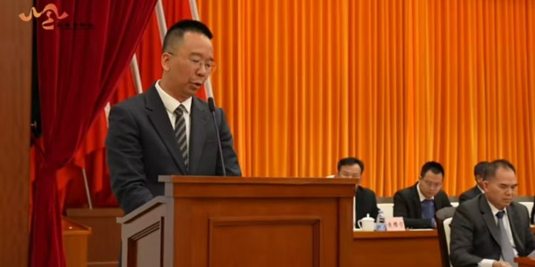 福荣誉 |大岭山家具协会会长福临门恒温门窗董事长梁晓东先生受邀参加大岭山高质量发展大会并做发言